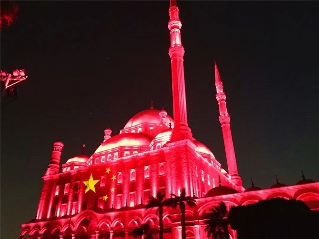 埃及三大世界文化遺產(chǎn)地標(biāo)上演舞臺(tái)燈光秀支持中國(guó)抗“疫”！