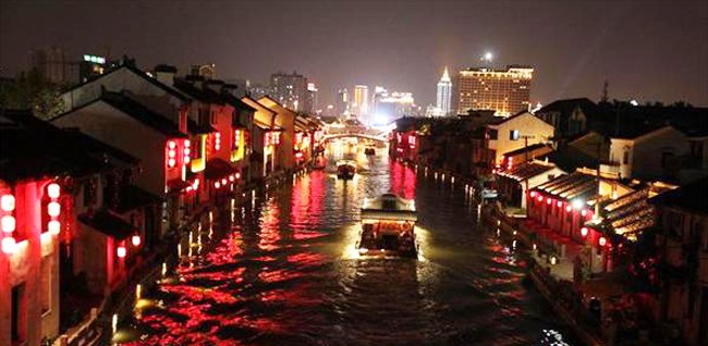 “古運河夜游節(jié)”遇上“首屆古運河燈會”44組創(chuàng)意燈光秀點亮無錫夜。