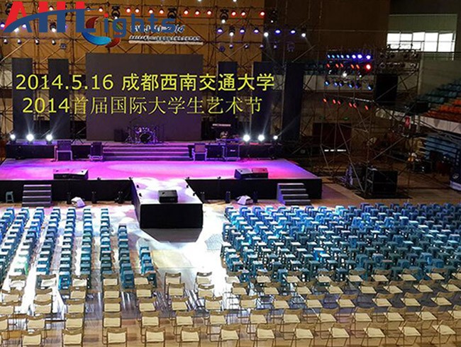 成都西南交通大學首屆國際大學生藝術節(jié)舞臺現場